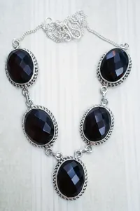 Gümüş Garnet Oval Kolye
